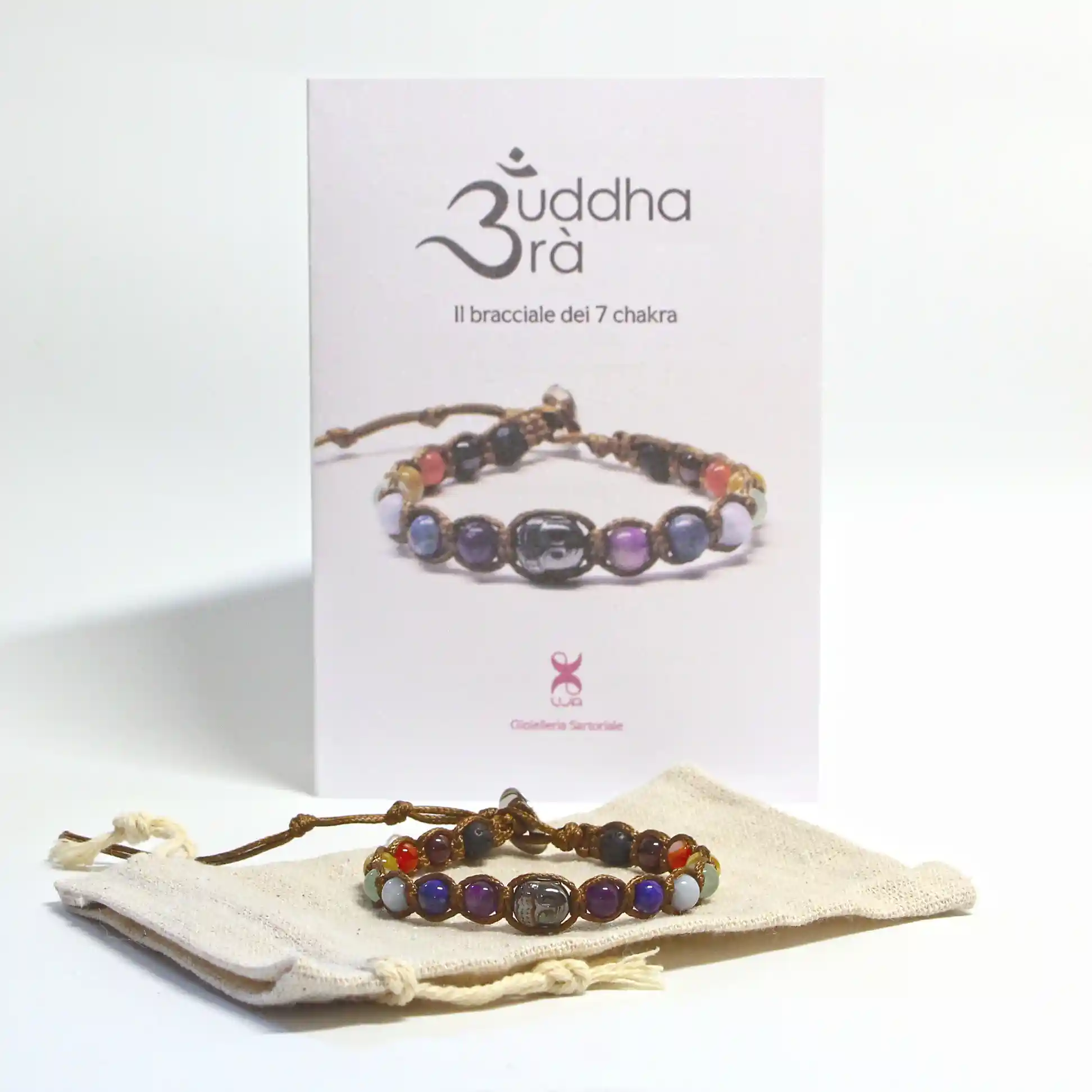 Packaging completo di sacchetto in cotone, opuscolo sui chakra e le pietre e bracciale Buddhabrà con chiusura in argento incisa.