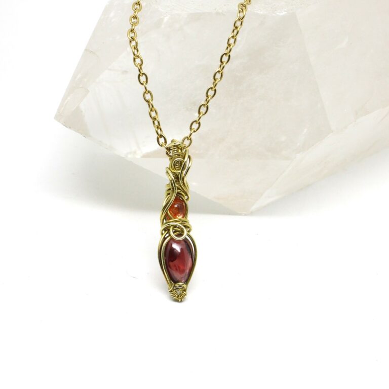 ciondolo in granato incastonato il ottone