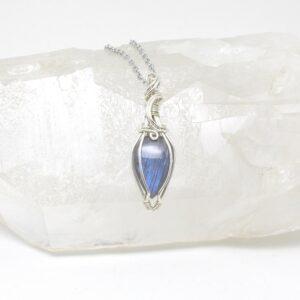 gioiello ciodolo gioielleria sartoriale con labradorite a goccia e montatura in argento