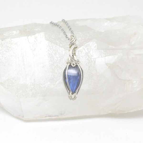 gioiello ciodolo gioielleria sartoriale con labradorite a goccia e montatura in argento