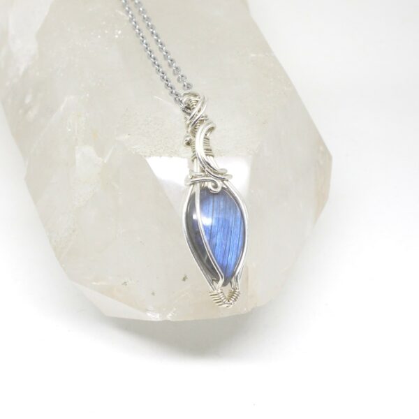 gioiello ciodolo gioielleria sartoriale con labradorite a goccia e montatura in argento