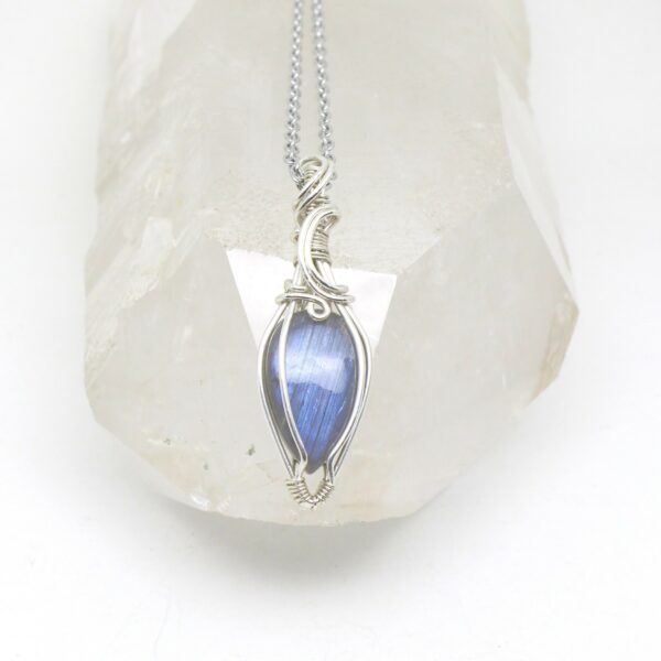 gioiello ciodolo gioielleria sartoriale con labradorite a goccia e montatura in argento