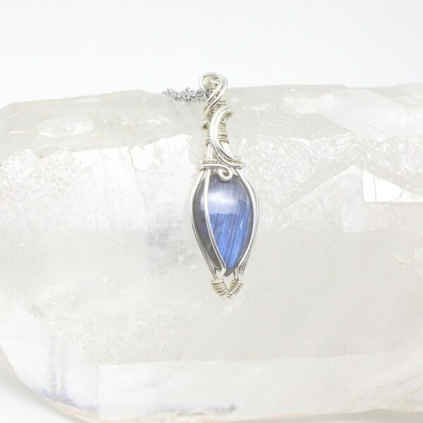 gioiello ciodolo gioielleria sartoriale con labradorite a goccia e montatura in argento