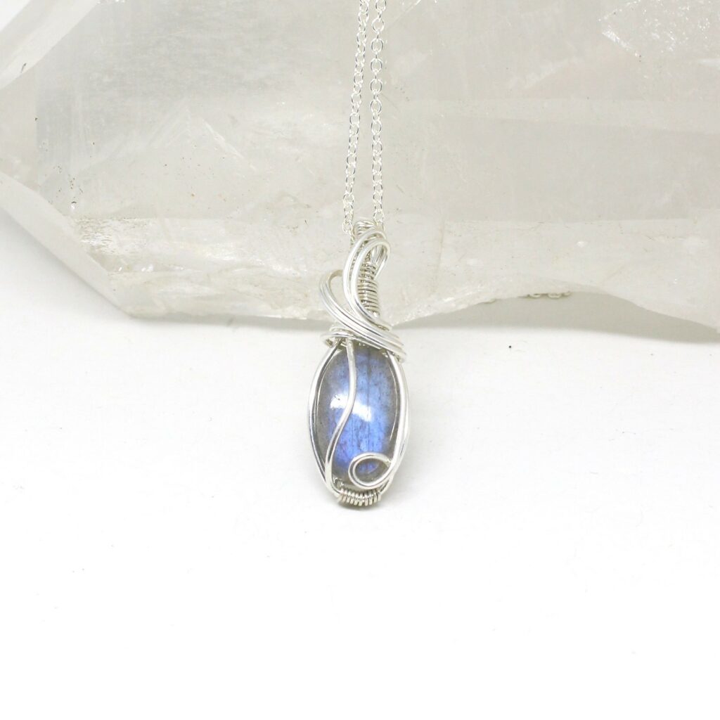 Ciondolo Rugiada, gioielleria sartoriale con Labradorite e argento