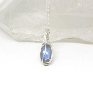 Ciondolo Rugiada, gioielleria sartoriale con Labradorite e argento