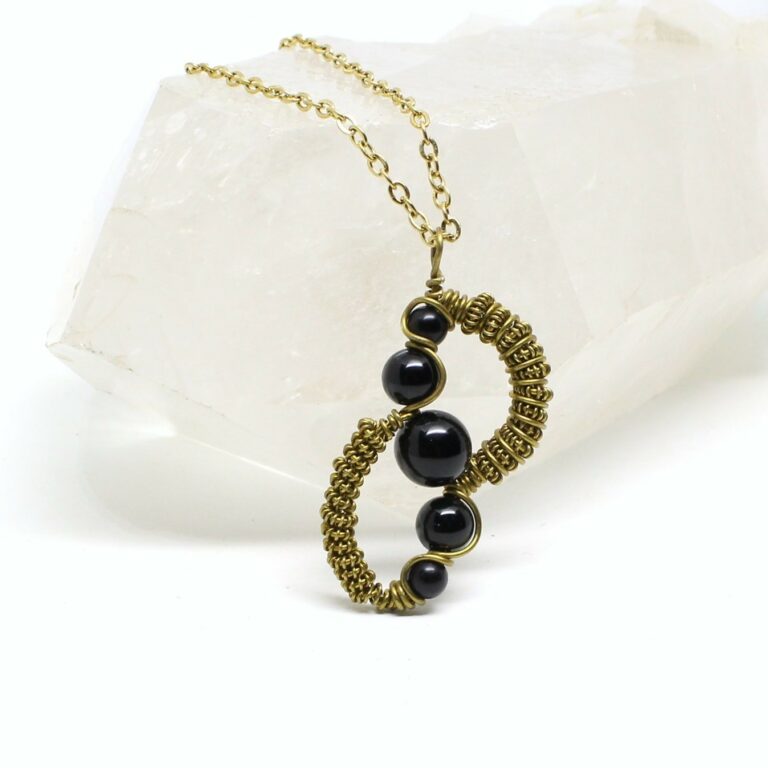 Gioiello ciondolo sartoriale con tre sfere in onice e tessitura in ottone e catenina in acciaio placcato dorato