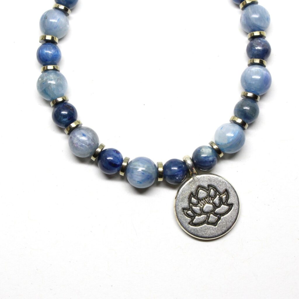 bracciale in cianite naturale su cavetto di acciaio