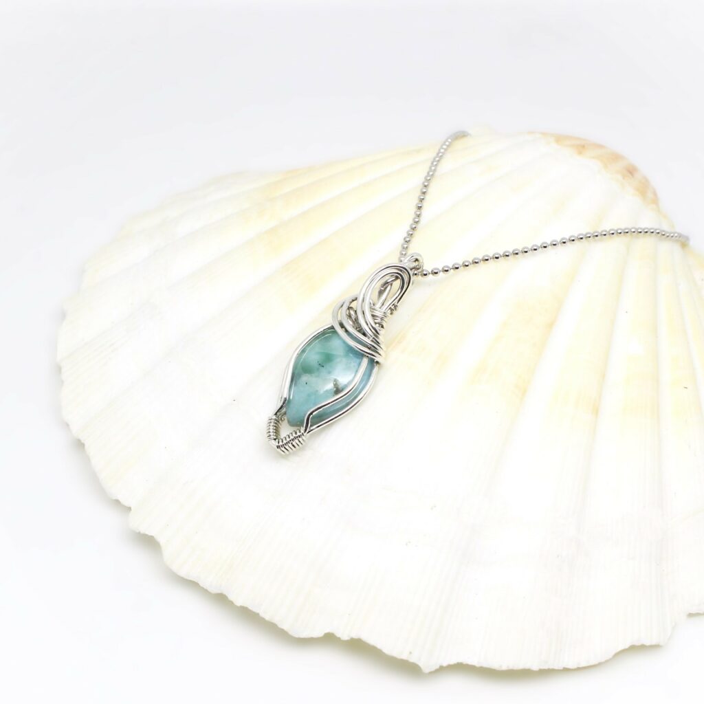 Gioiello sartoriale con Larimar e argento