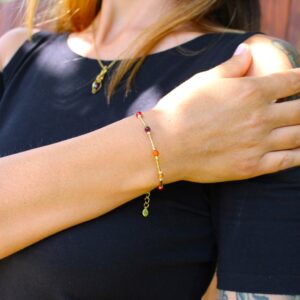 ragazza che indossa bracciale luartisan collezione essenza linea marina