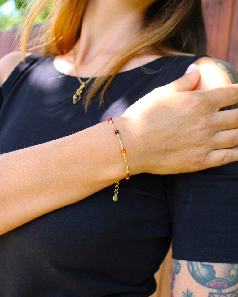 ragazza che indossa bracciale luartisan collezione essenza linea marina