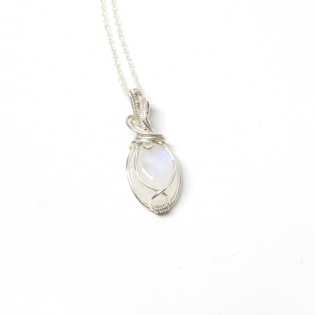 Gioiello Sartoriale , ciondolo Silente, con Labradorite bianca in argento