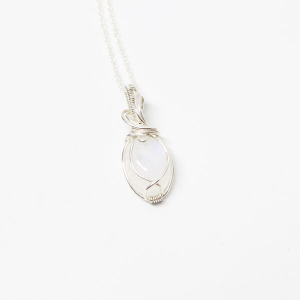 Gioiello Sartoriale: Ciondolo Silente con Labradorite bianca in argento