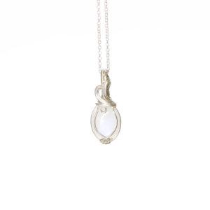 Gioiello Sartoriale: Ciondolo Silente con Labradorite bianca in argento