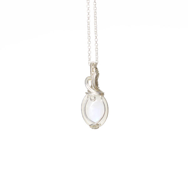 Gioiello Sartoriale: Ciondolo Silente con Labradorite bianca in argento
