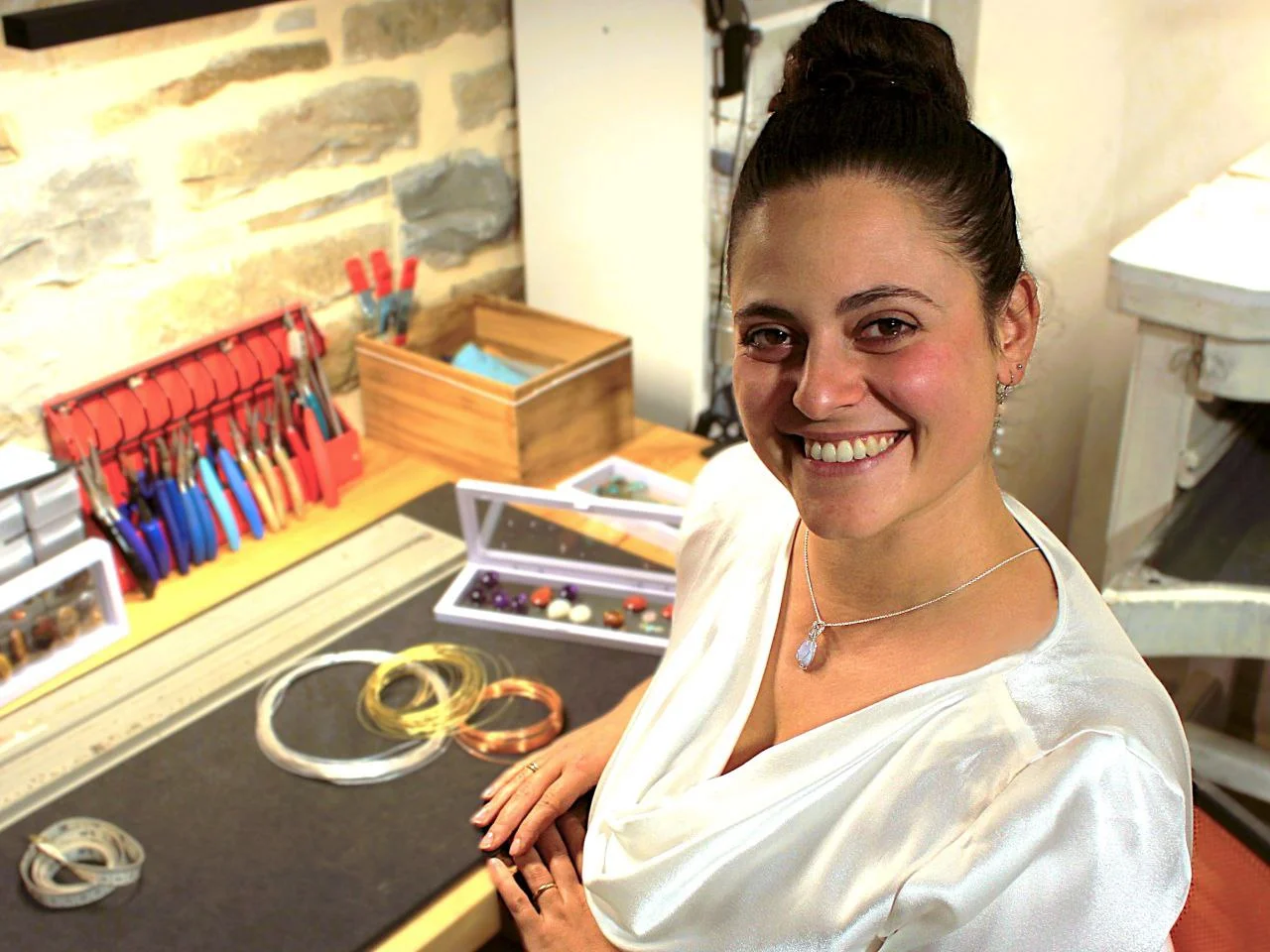 Alessia nel laboratorio Luartisan