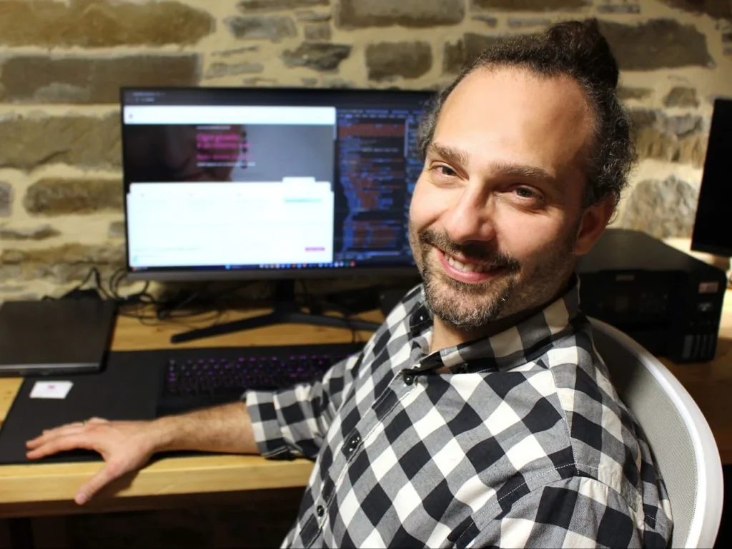 Fabio programma le esperienze digitali di Luartisan