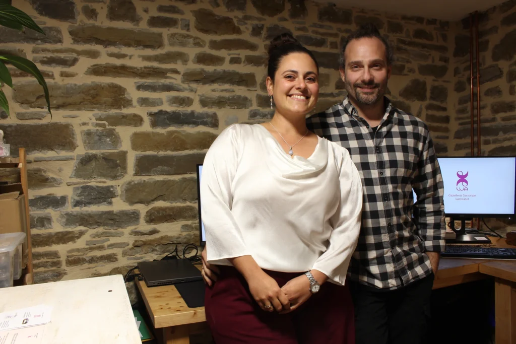 Alessia e Fabio nel laboratorio Luartisan