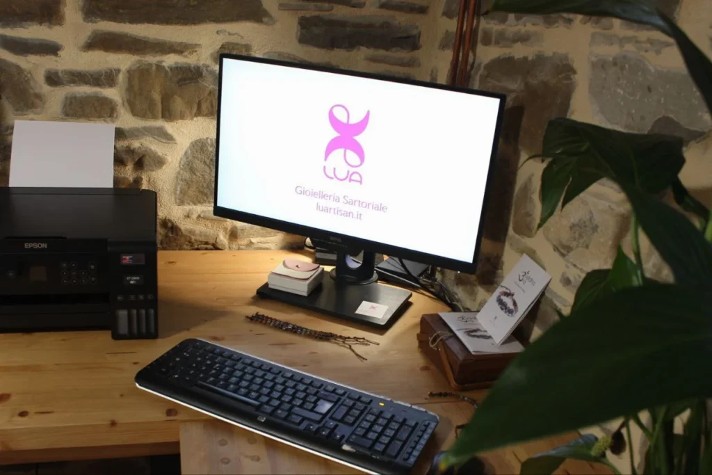 La postazione di Alessia nel laboratorio Luartisan