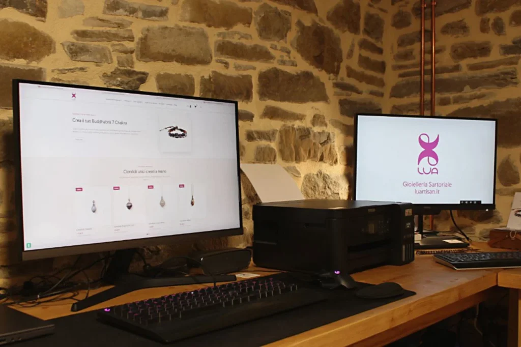 Alessia e Fabio lavorano insieme al computer in laboratorio