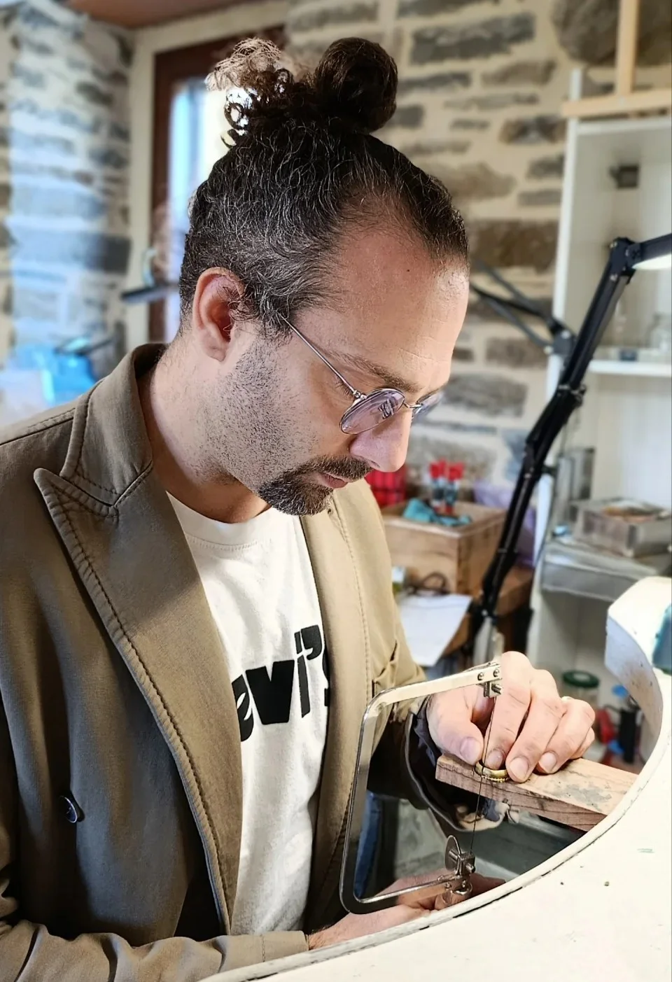 Fabio Sgueglia seleziona pietre naturali nel laboratorio Luartisan