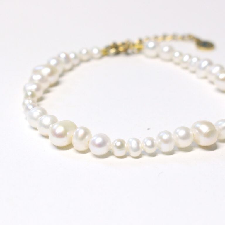 Bracciale della Linea pura con perle naturali e chiusura in acciaio dorato