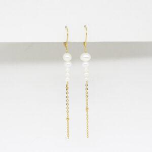 Orecchini lunghi della linea Pura con perle naturali in acciaio dorato