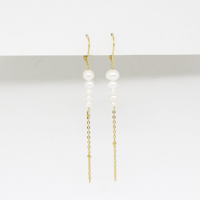 Orecchini lunghi della linea Pura con perle naturali in acciaio dorato