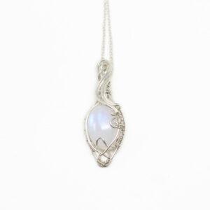 Ciondolo Lunatica in labradorite bianca con montatura e catenina in argento. Gioiello artigianale unico, fatto a mano, luminoso e cangiante.