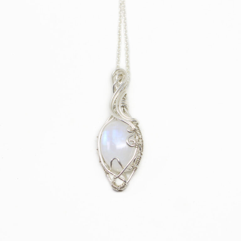 Ciondolo Lunatica in labradorite bianca con montatura e catenina in argento. Gioiello artigianale unico, fatto a mano, luminoso e cangiante.