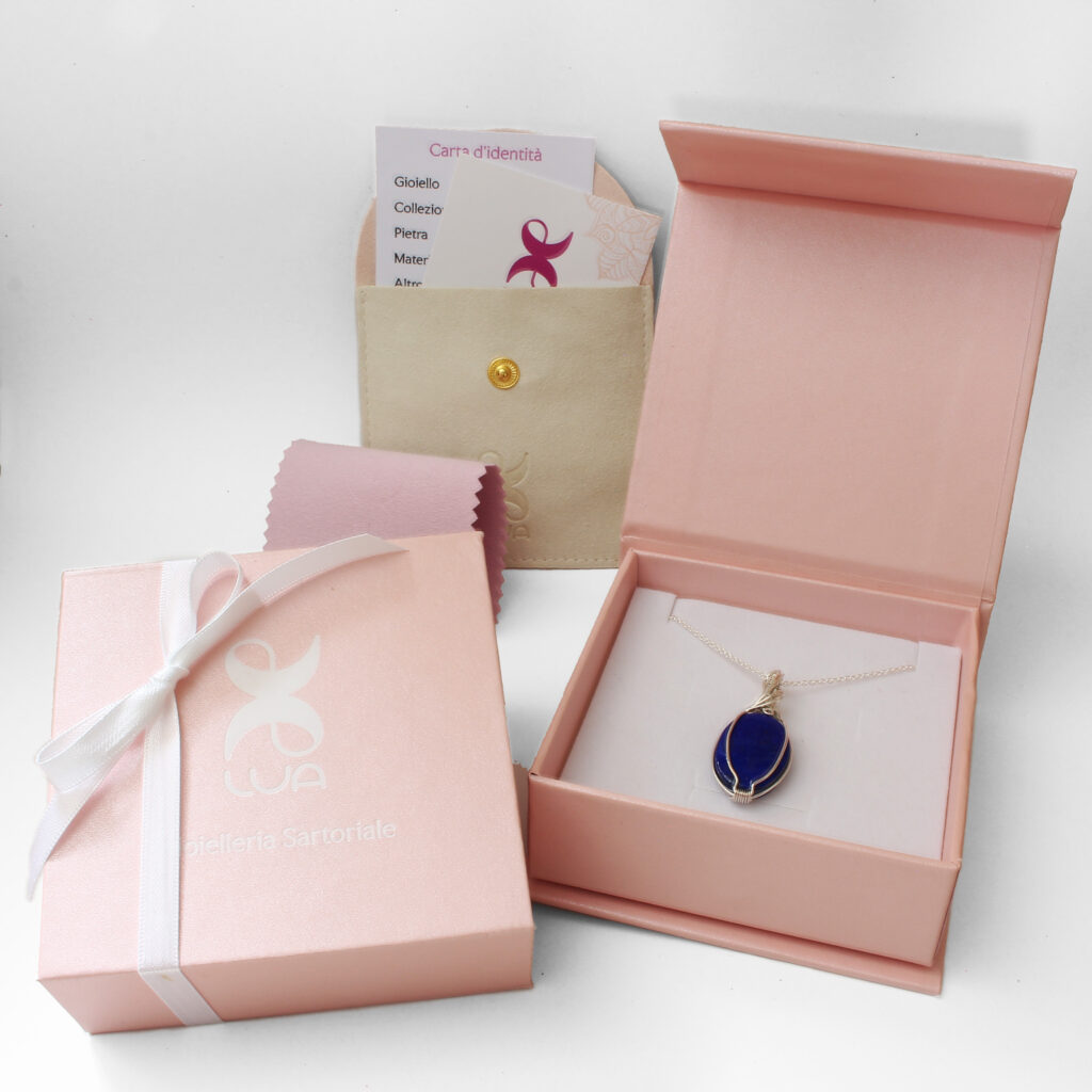 Packaging regalo Luartisan con scatola rosa a chiusura magnetica, pochette, pannetto anti-ossidazione e collana con pendente blu