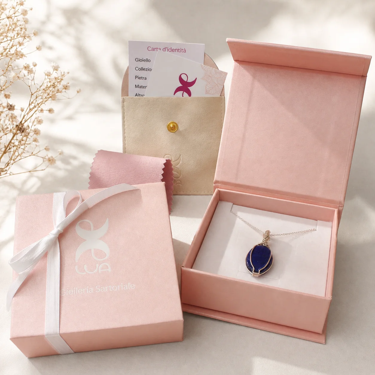 Packaging regalo Luartisan con scatola rosa a chiusura magnetica, pochette, pannetto anti-ossidazione e collana con pendente blu