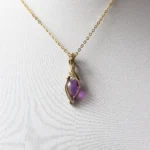 Gioiello Sartoriale: Ciondolo Iris con Ametista in ottone