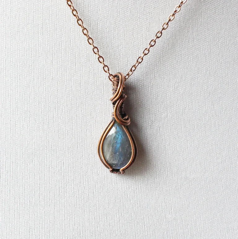 Gioiello Sartoriale: Ciondolo Ninfa con Labradorite in rame anticato