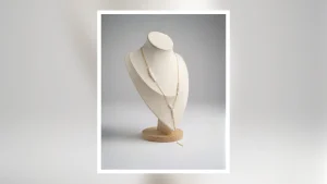 Collana a Y con perle e ciondoli per un articolo sulle collane iconiche delle serie TV