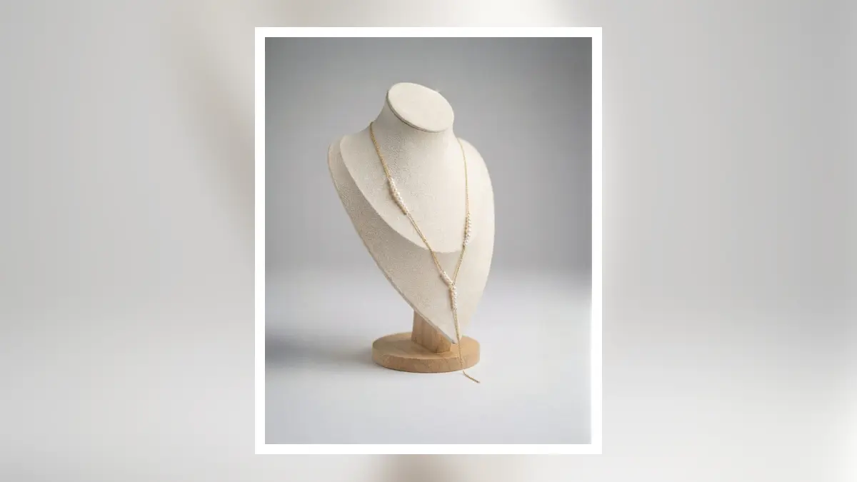 Collana a Y con perle e ciondoli per un articolo sulle collane iconiche delle serie TV