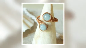 Anello regolabile in rame con cianite per un articolo sui gioielli anni Settanta