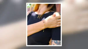 Bracciale marino e ciondoli artigianali per un articolo sui gioielli in One Piece