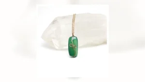 Ciondolo Origine con agata verde per un articolo sul perché indossiamo gioielli