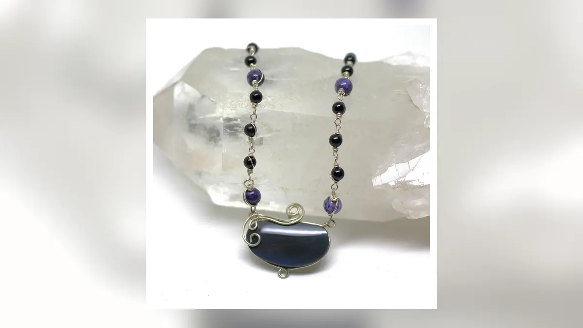 Girocollo Diadema con ossidiana arcobaleno per un articolo sulla storia del choker